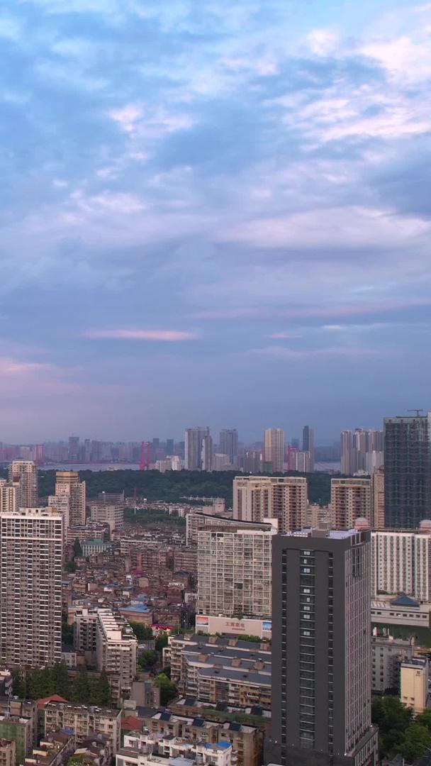 航拍城市夕阳夕阳天空自然天气地标建筑天际线高楼街景素材视频的预览图