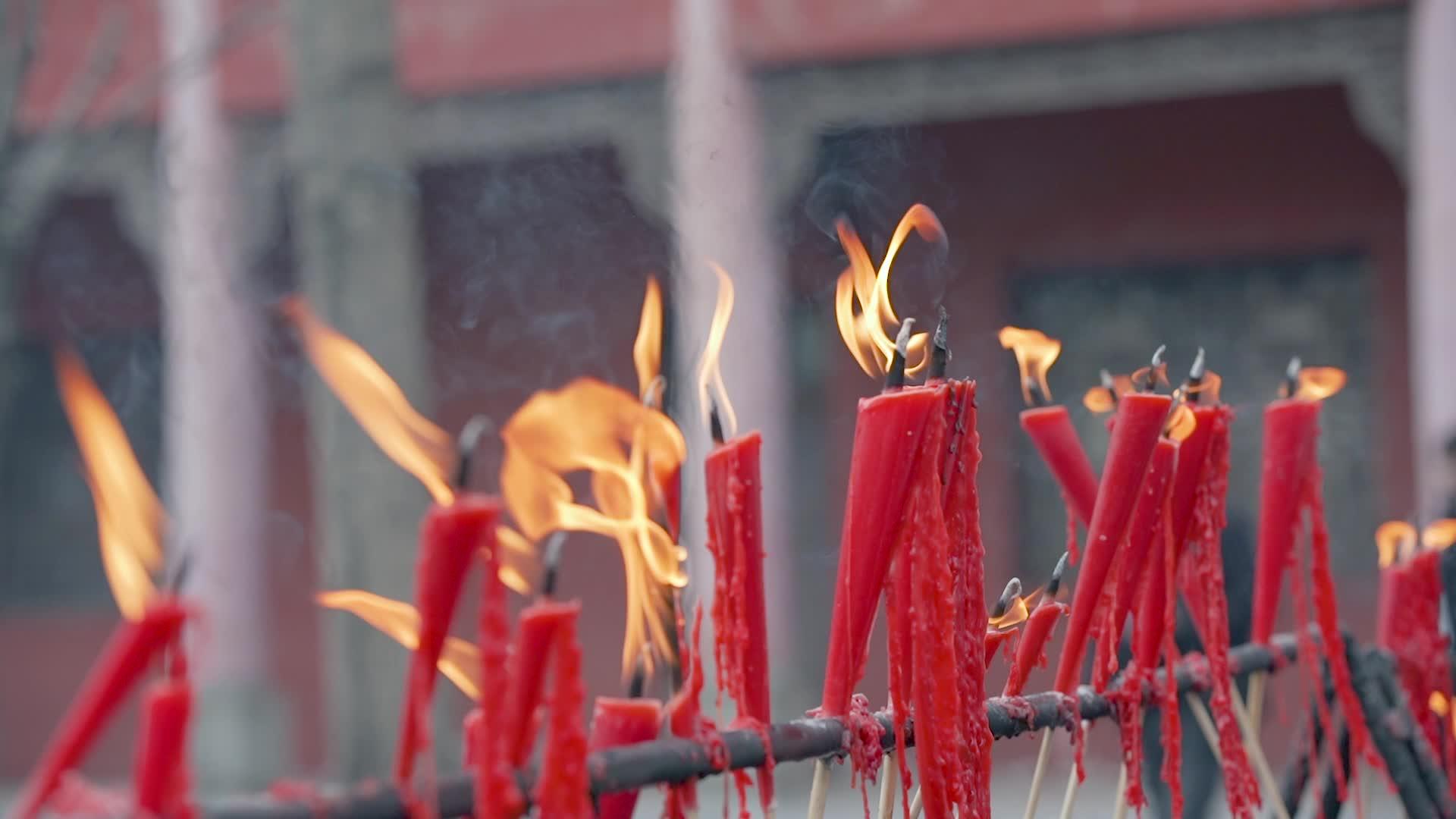 高清晰度寺庙祈祷燃烧的红烛视频的预览图