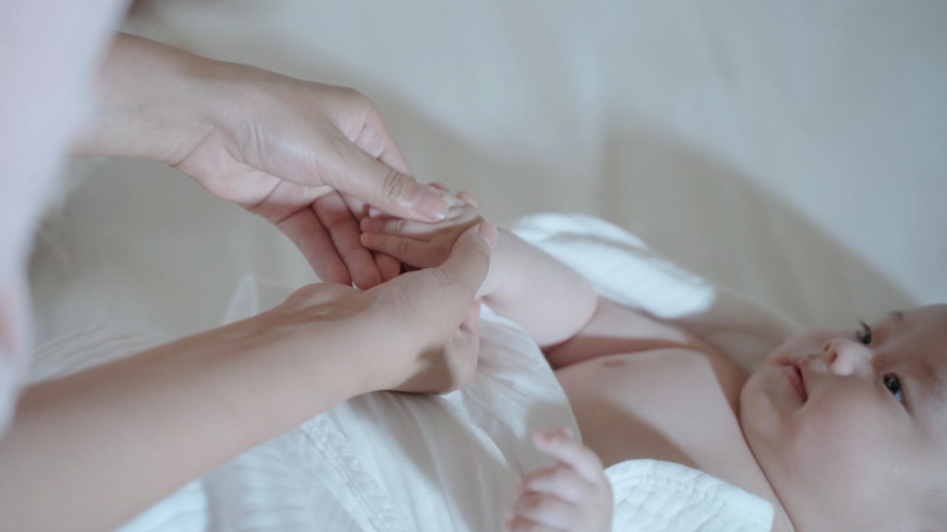 4K妈妈给宝宝按摩小手视频的预览图