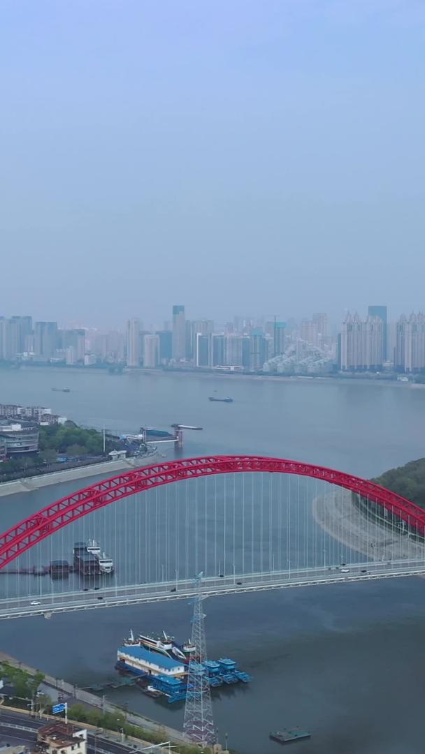 晴川桥城市天际线在武汉汉江上航拍视频的预览图