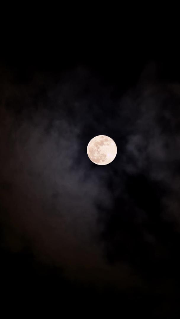 夜空中飘云月亮视频的预览图