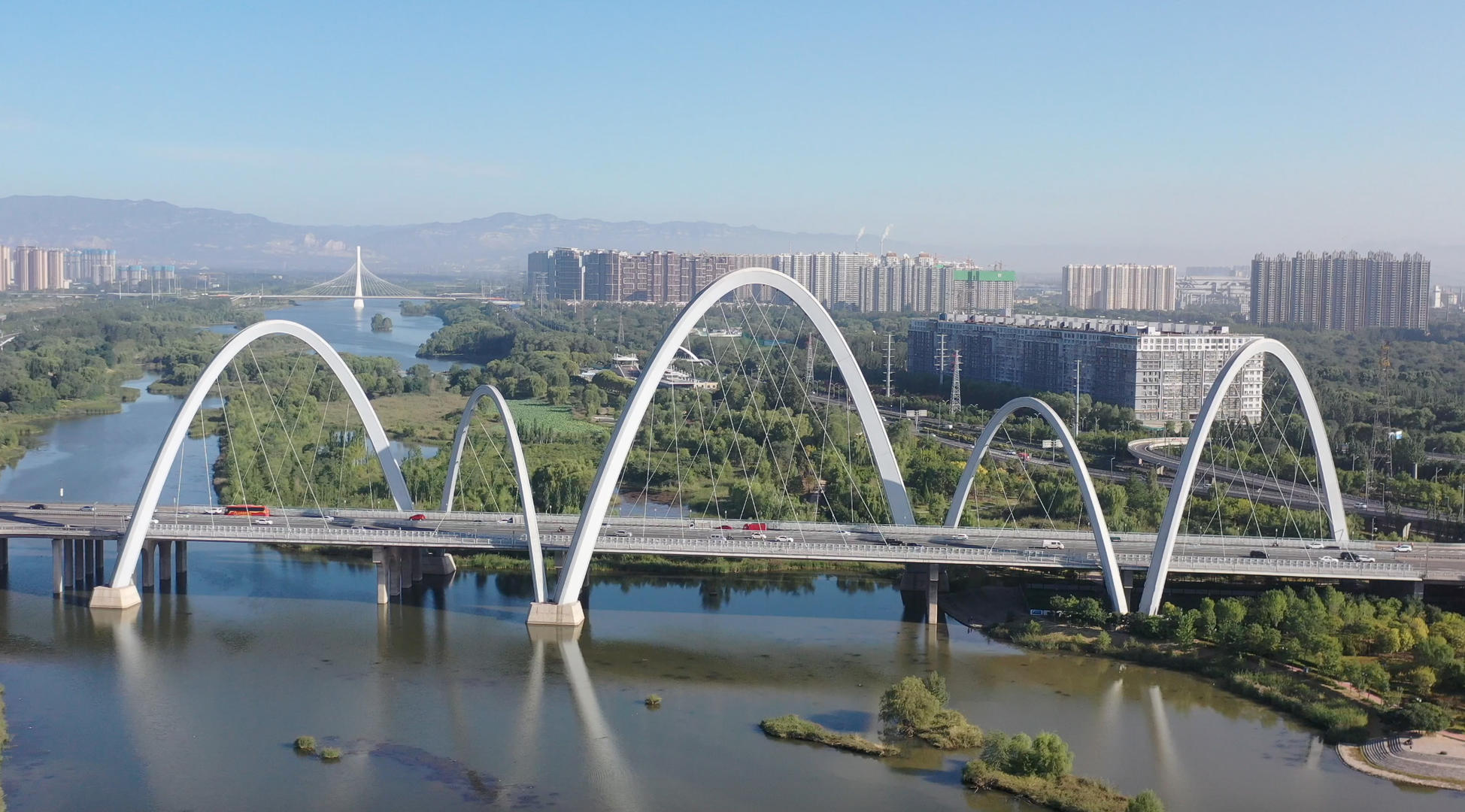 太原城市交通汾河上的大桥视频的预览图