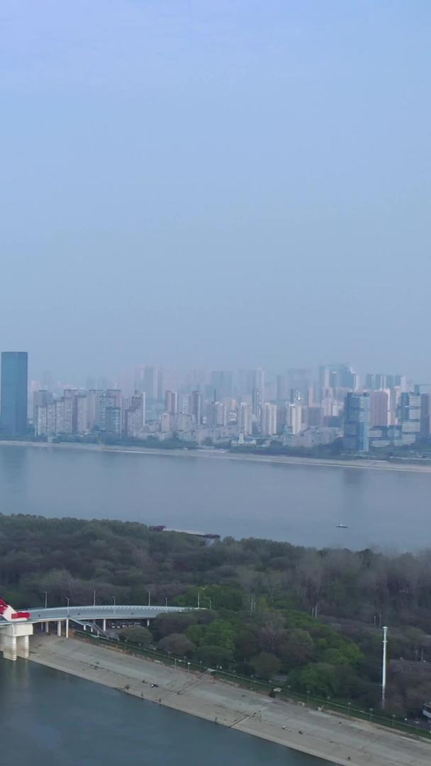 晴川桥城市天际线在武汉汉江上航拍视频的预览图