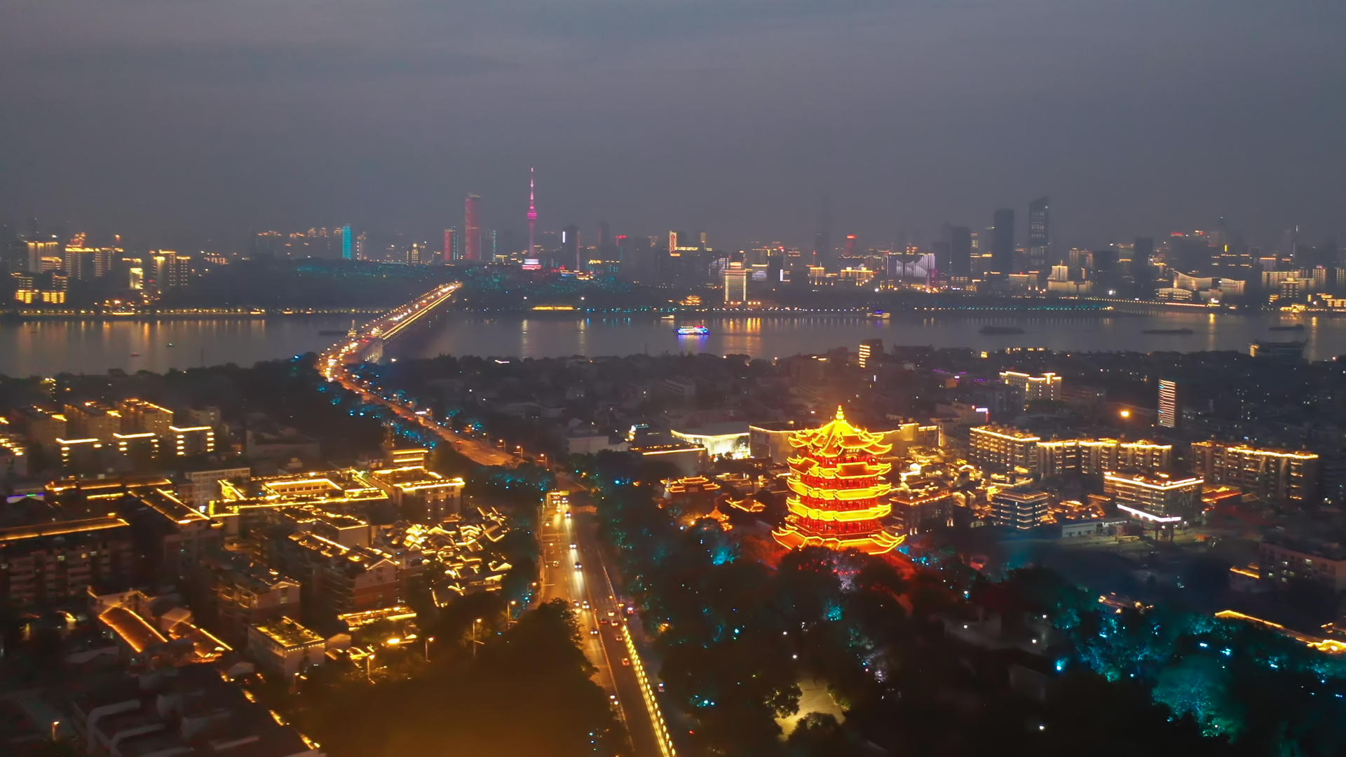 航拍城市风光武汉地标建筑黄鹤楼长江大桥夜景灯光4k素材视频的预览图