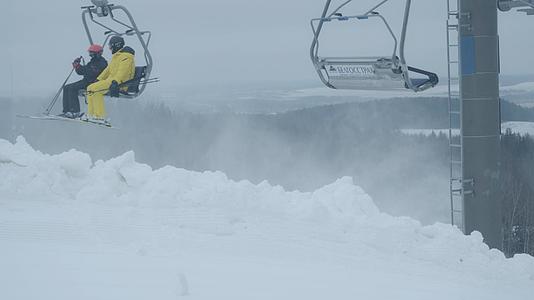 冬季滑雪运动滑雪运动场坐缆车的旅客视频的预览图