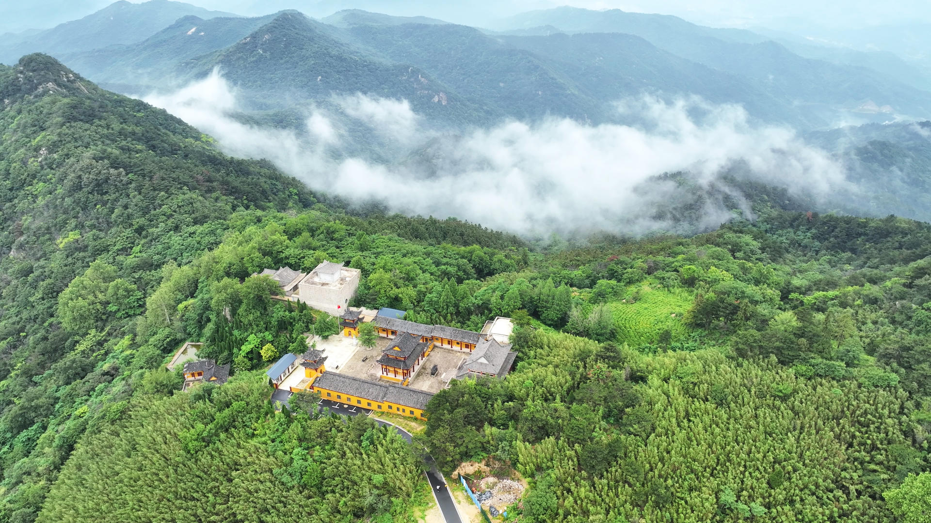 河南省信阳旅游5A级鸡公山景区山顶活佛寺云海视频的预览图