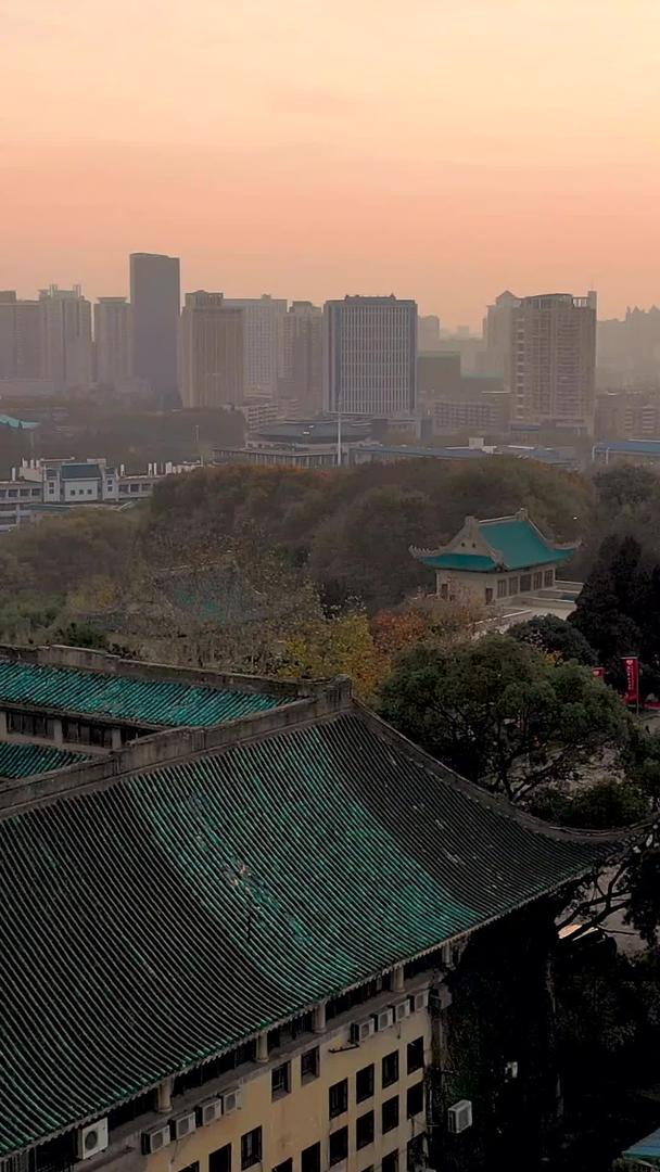 武汉大学樱顶老斋舍在夕阳下的风景视频的预览图