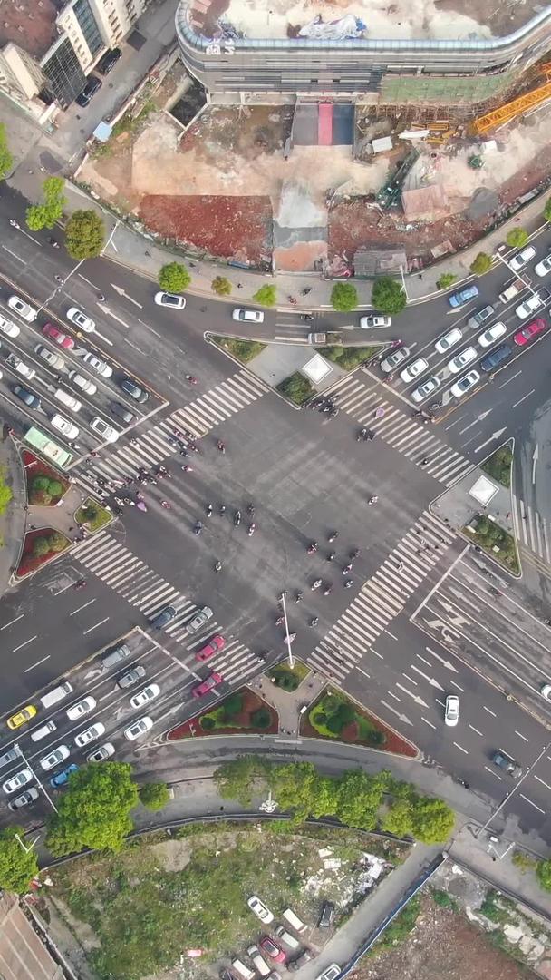 航拍小城市十字交叉路线视频的预览图