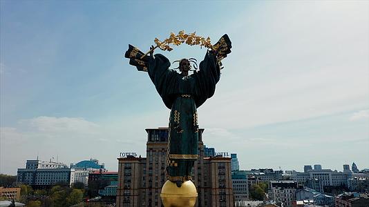 乌克兰独立广场上的自由女神像视频的预览图