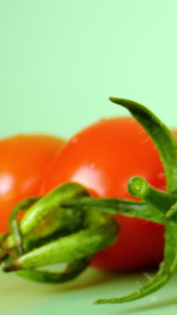 微距微观圣女果番茄番茄新鲜水果视频的预览图