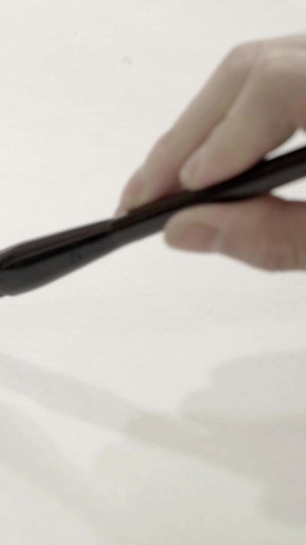 传统毛笔画国画金鱼视频的预览图