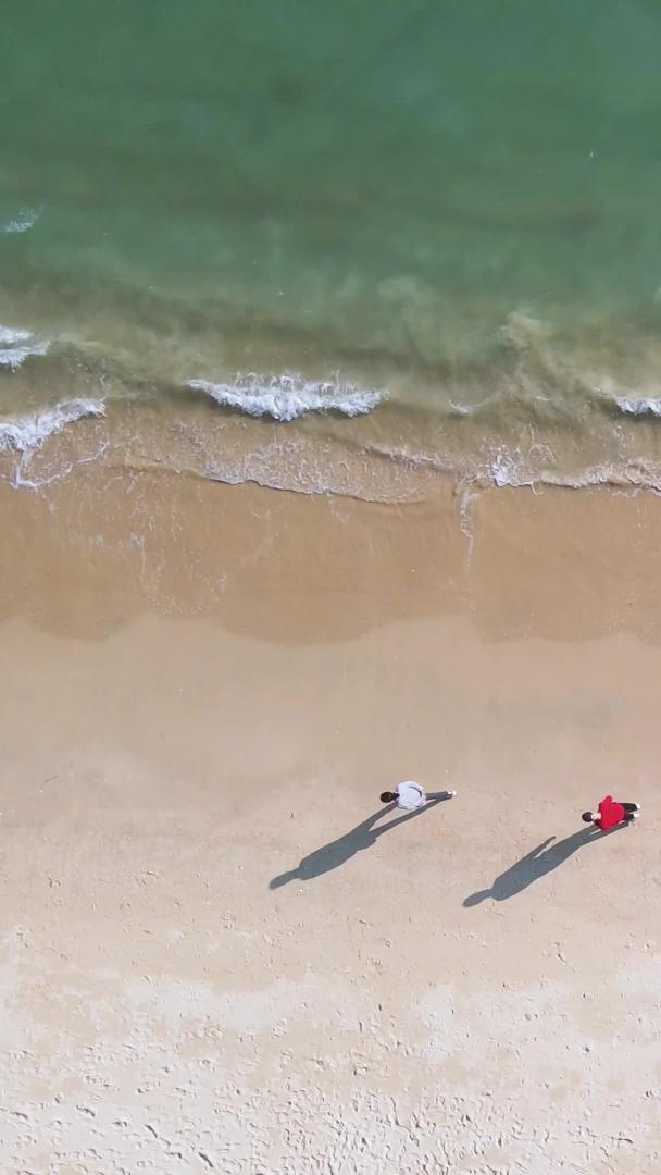 在城市海边海景沙滩上散步的人们素材视频的预览图