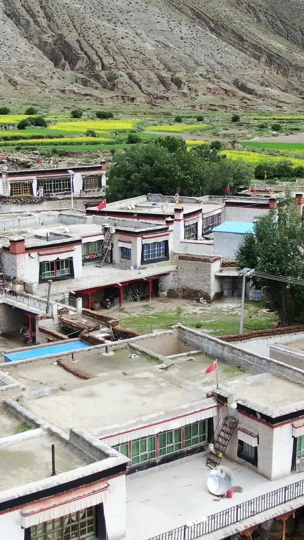 西藏式村庄航拍视频视频的预览图