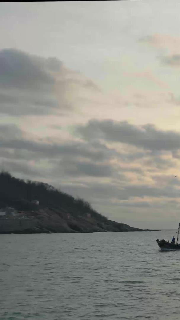 实拍海边码头渔船日出视频素材视频的预览图