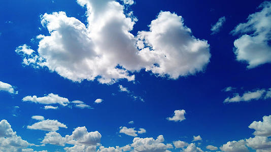 4k拍摄天空延时蔚蓝的天空中白云涌动视频素材视频的预览图