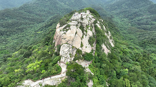 河南省信阳旅游5A级鸡公山景区攀登报晓峰山顶游客4k素材视频的预览图