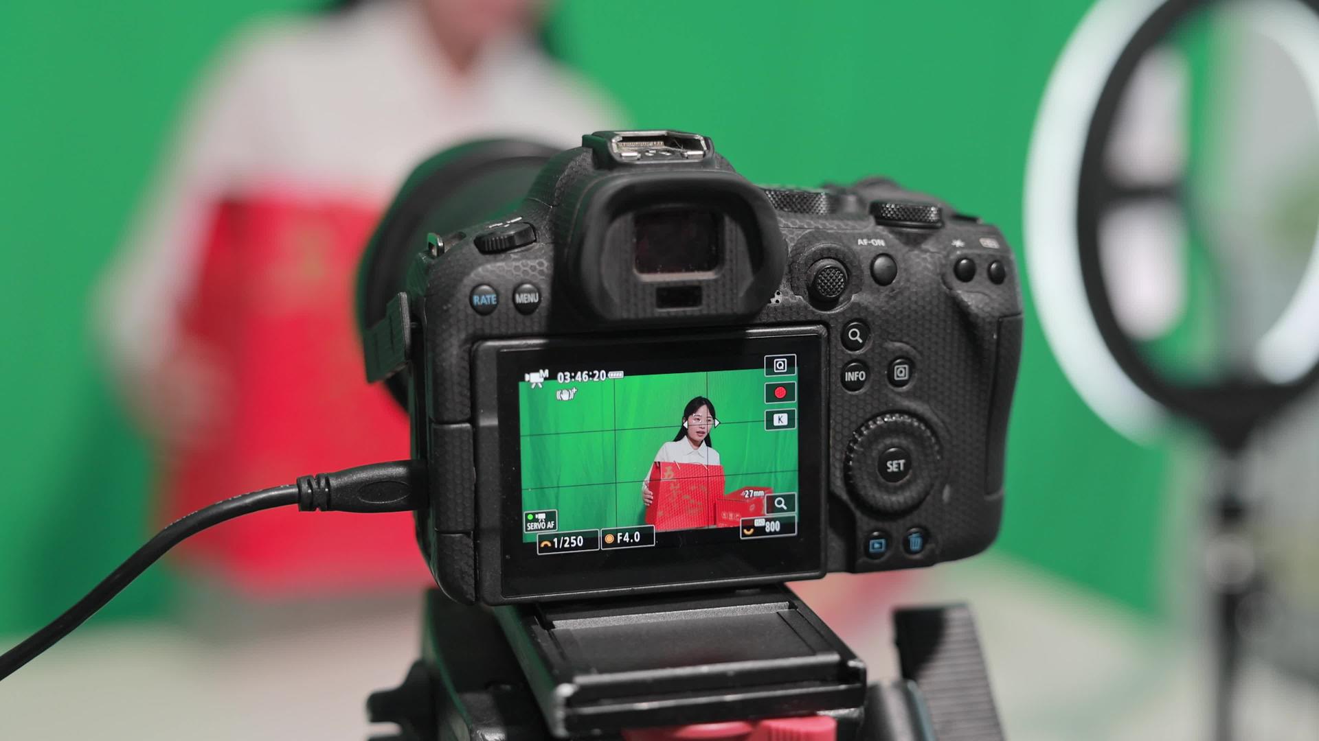 4K电商618直播场景主播展示礼盒视频素材视频的预览图