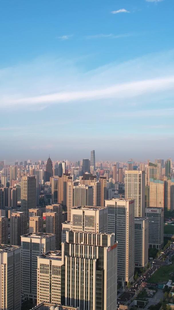航拍城市蓝天白云自然天空天际线高楼群街景素材视频的预览图