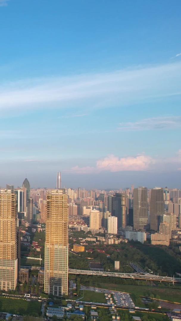 航拍城市蓝天白云自然天空天际线高楼群街景素材视频的预览图