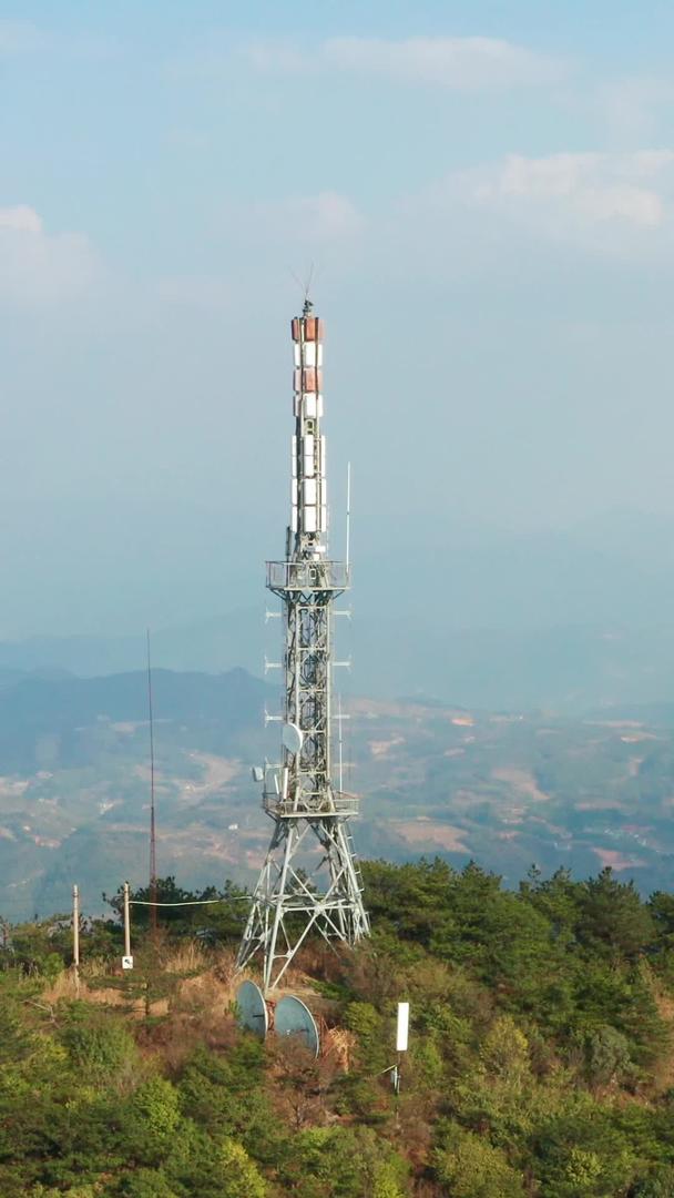 电视发射塔在航拍山顶上视频的预览图