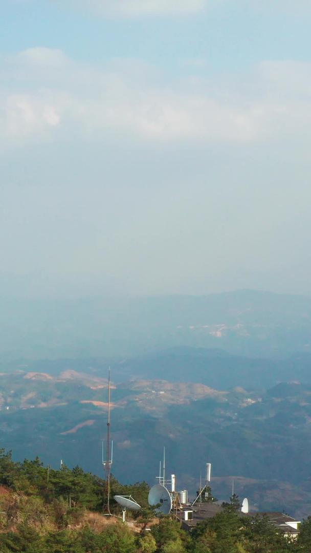 电视发射塔在航拍山顶上视频的预览图