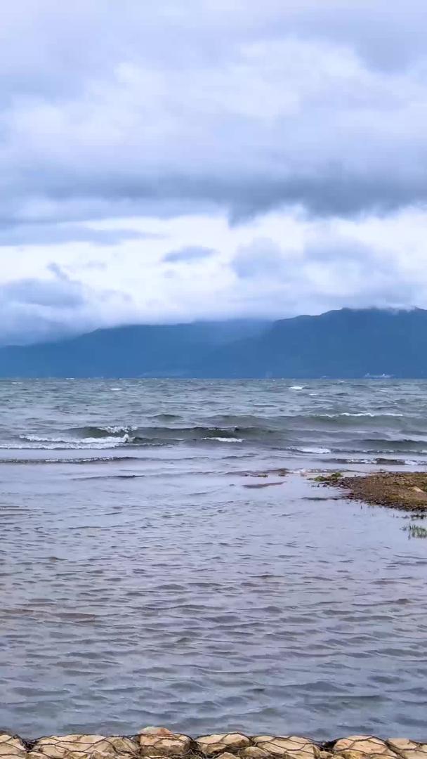 云南芜仙湖岸边的浪花航拍视频的预览图