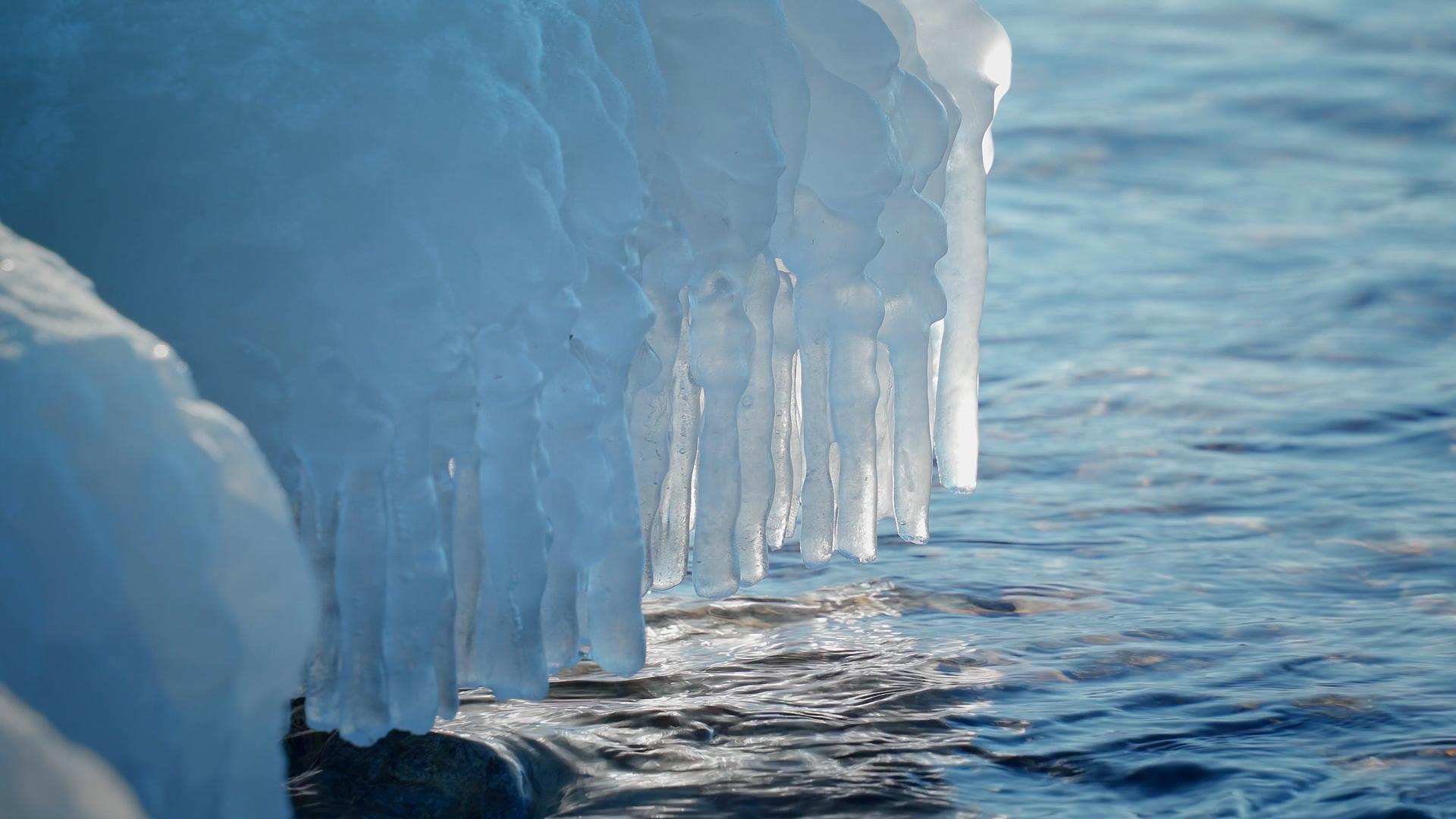 春暖水边冰雪融化水边冰柱视频的预览图