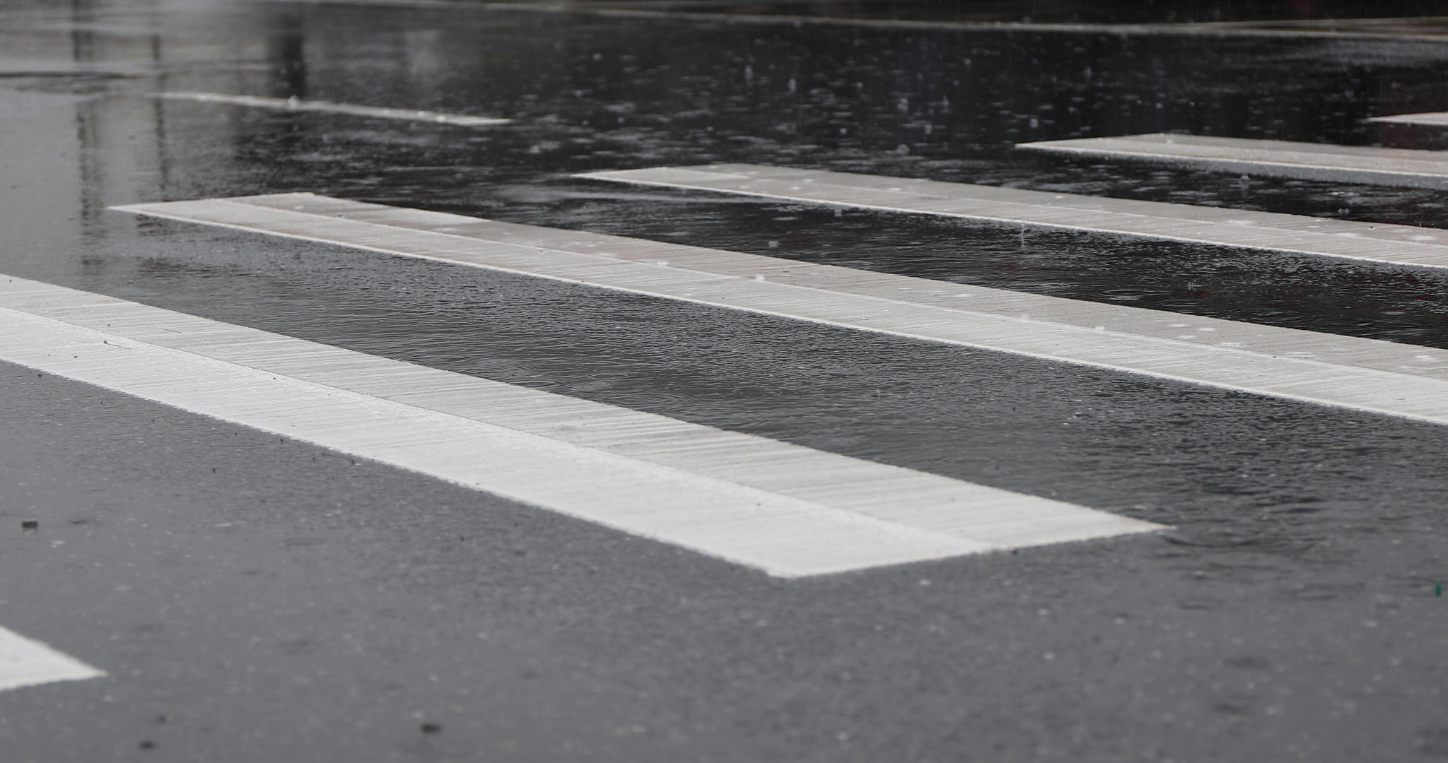 4K拍摄雨天的路口斑马线合集视频的预览图