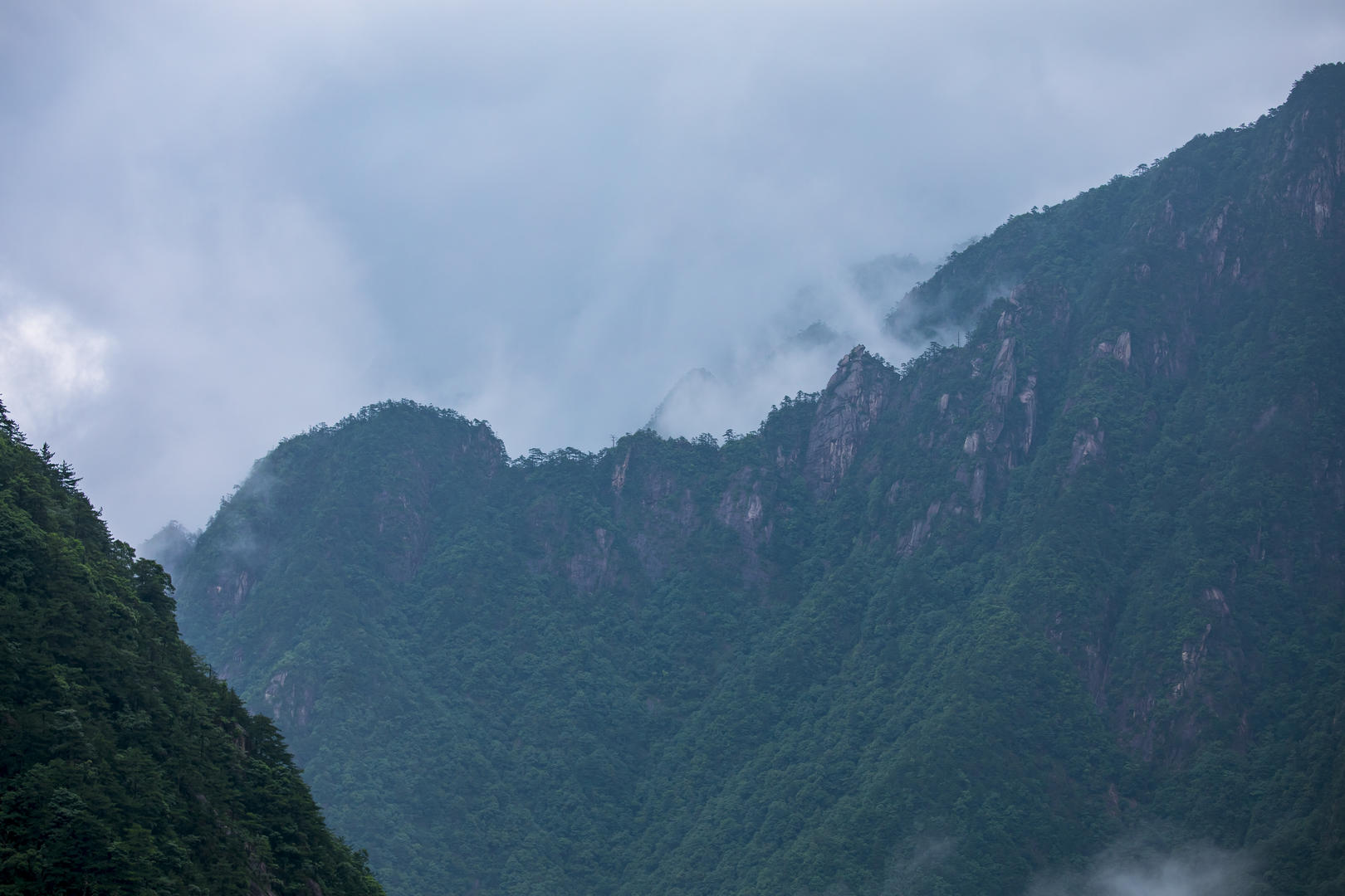 6K延时拍摄山间降雨前后云雾缭绕视频的预览图