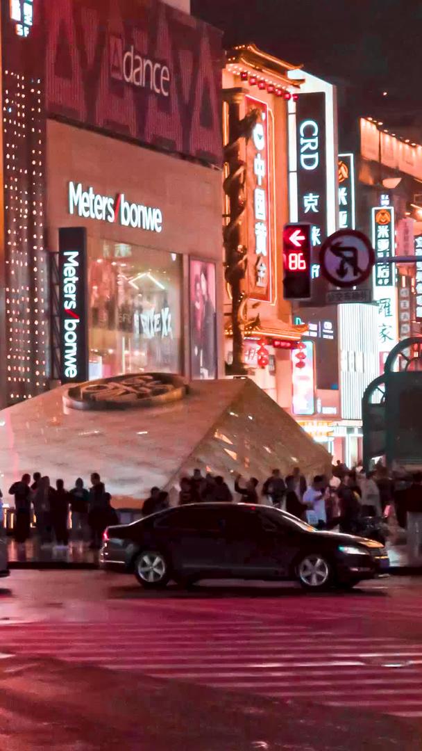 实拍湖南长沙黄兴南路步行街夜景延时摄影视频的预览图