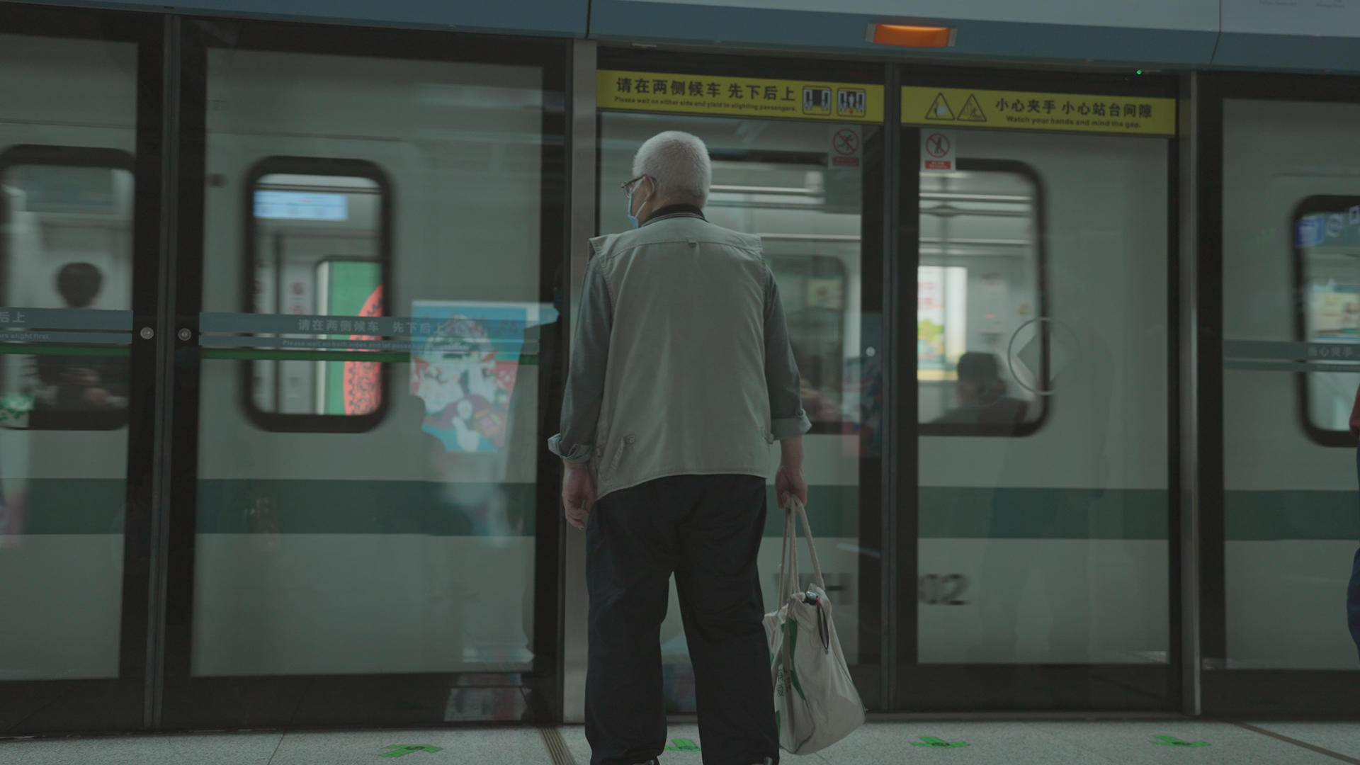 城市轨道交通地铁站乘坐列车的老人4k素材视频的预览图