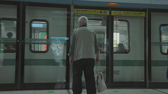 城市轨道交通地铁站乘坐列车的老人4k素材视频的预览图