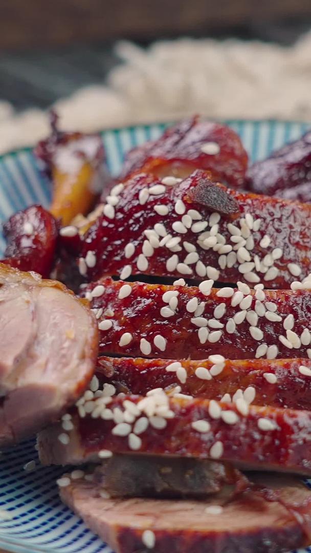 四川乐山甜皮鸭烤鸭高清实拍舌尖美味视频的预览图