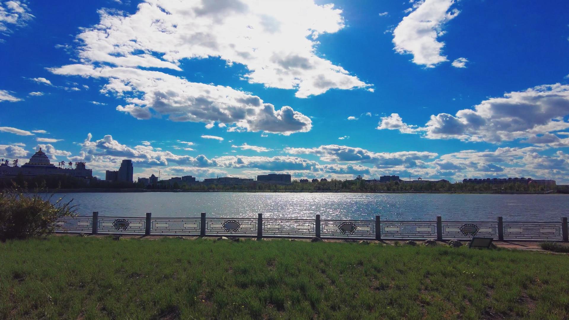 4k拍摄天空延时午后蔚蓝的天空云层涌动及波光粼粼的湖面视频的预览图