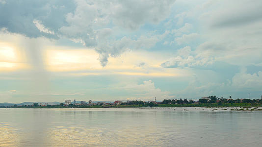 湄公河对岸老挝首都万象延时4K视频的预览图