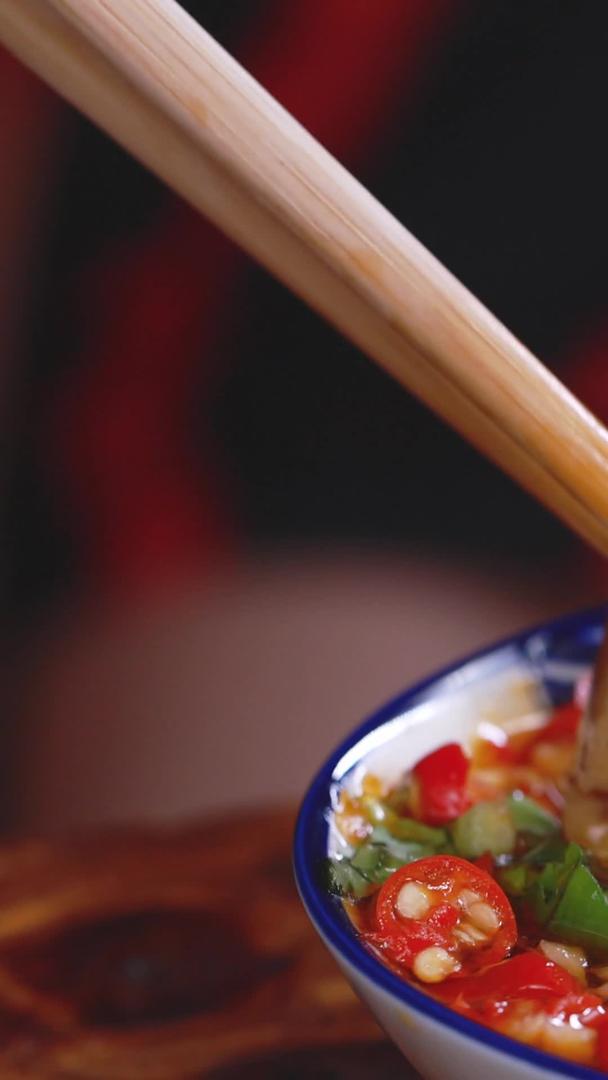 食用火锅蘸调料视频的预览图