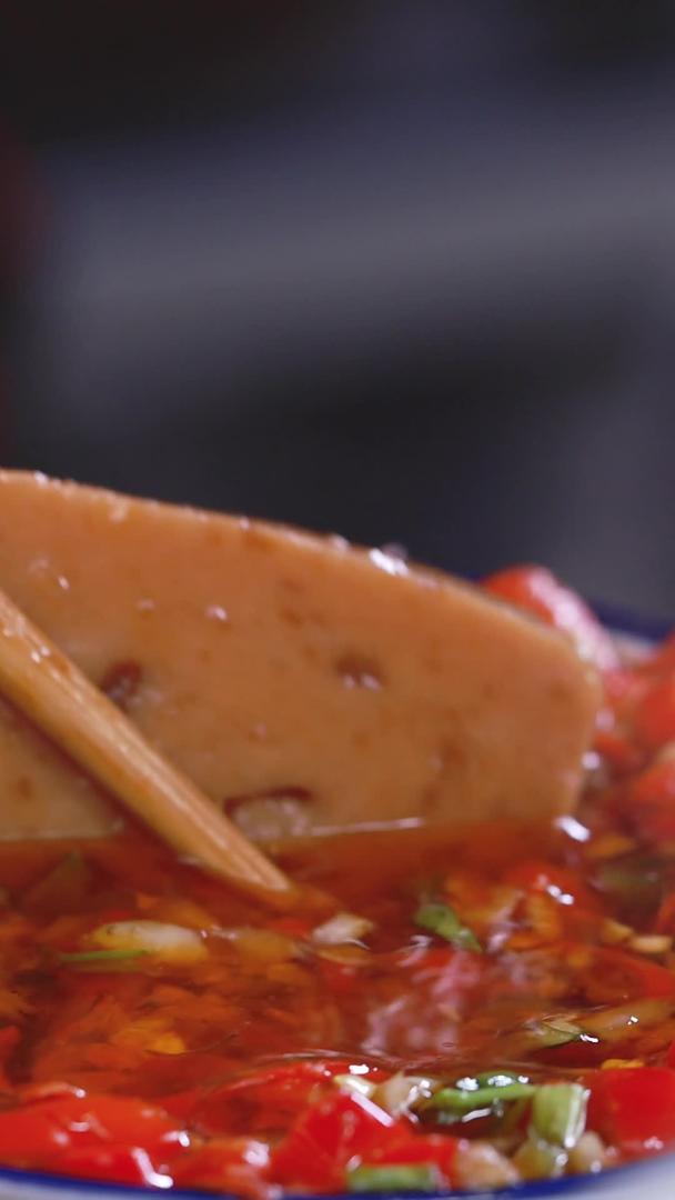 食用火锅蘸调料视频的预览图