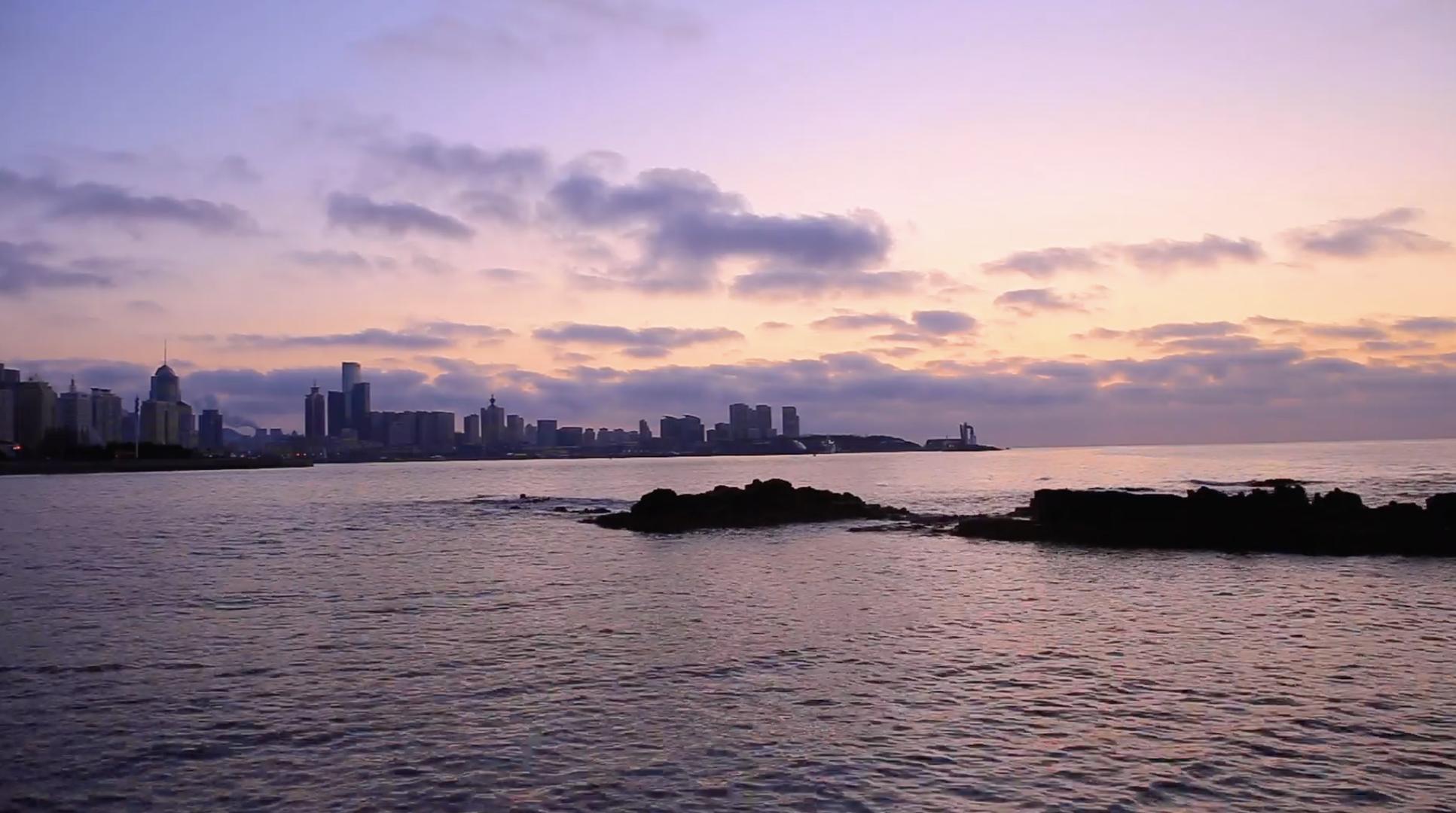 青岛浮山湾日出之前的大海流云朝霞视频的预览图