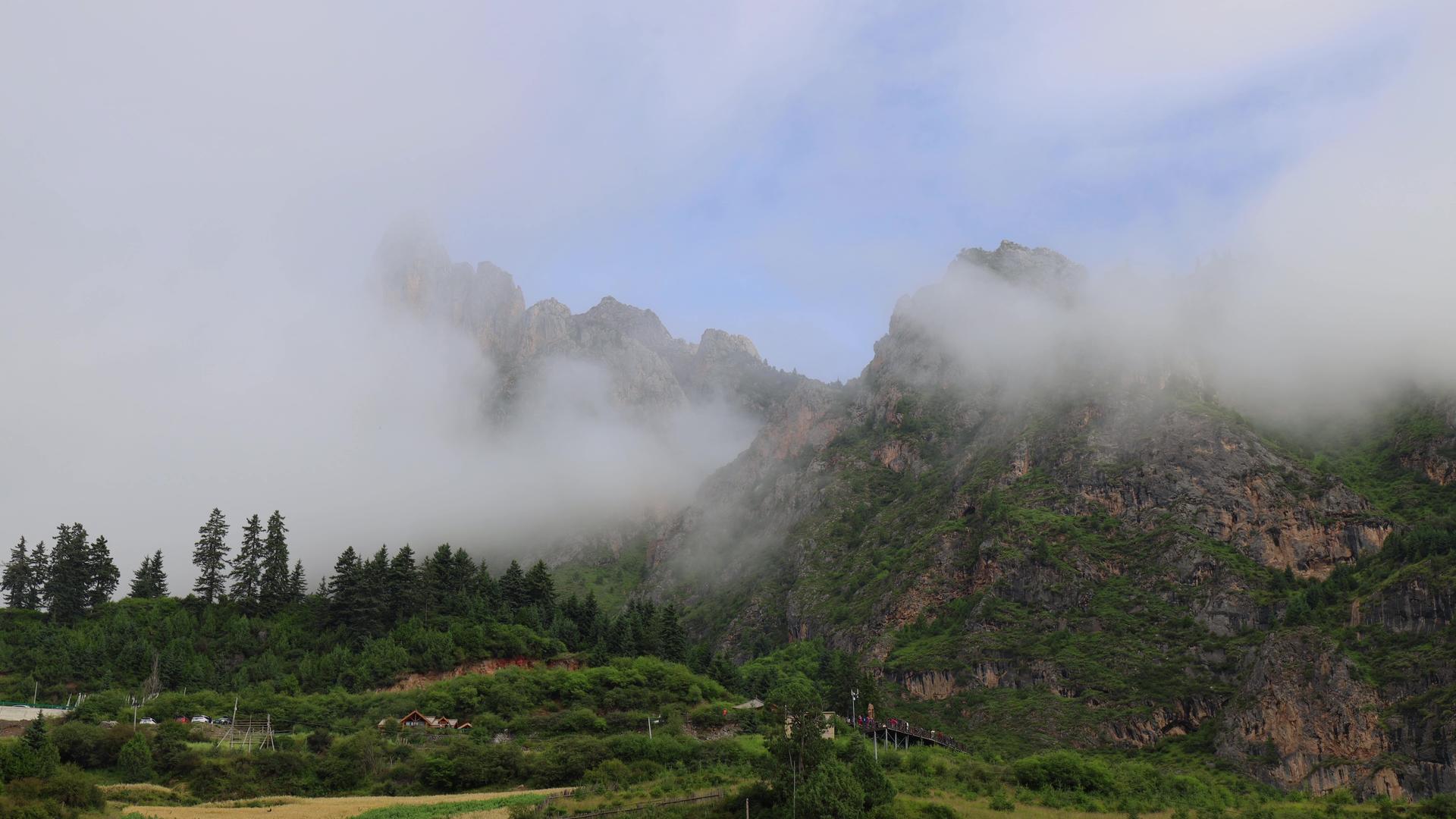 被云雾笼罩的山峰延时视频视频的预览图