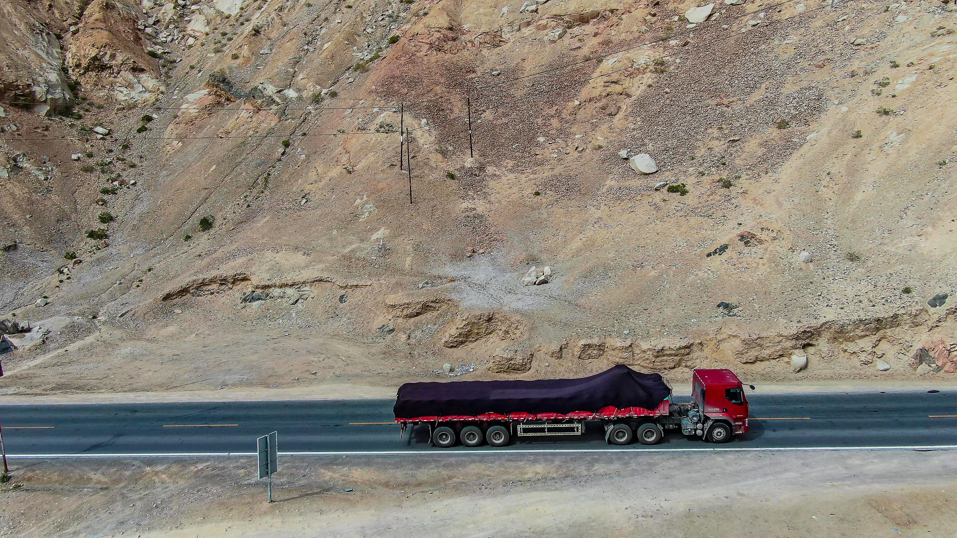 航拍青藏公路上的大货车视频的预览图