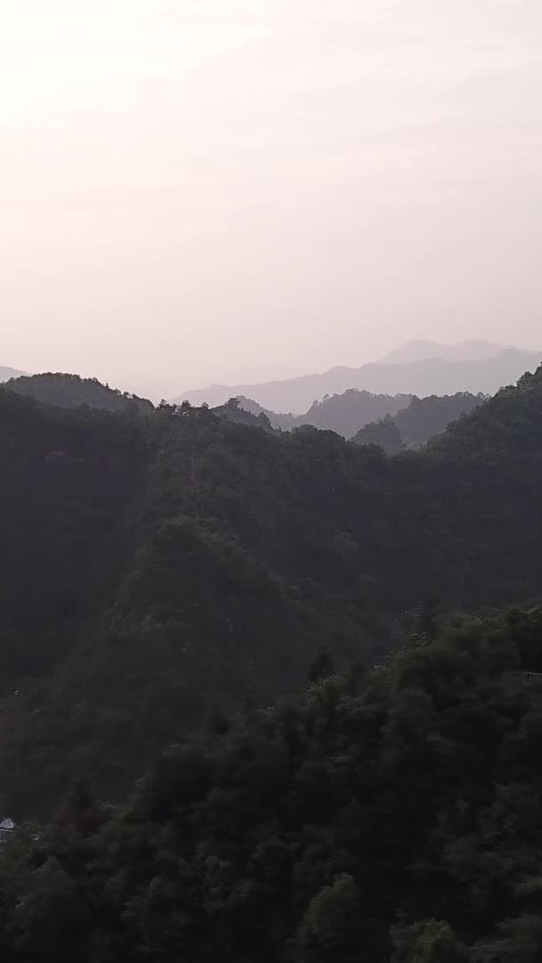 湘西山林高速公路日落车流航拍视频的预览图