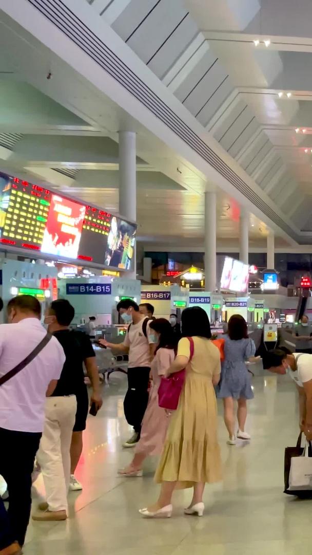 在郑州东站高铁站排队检票等候乘客上车视频的预览图