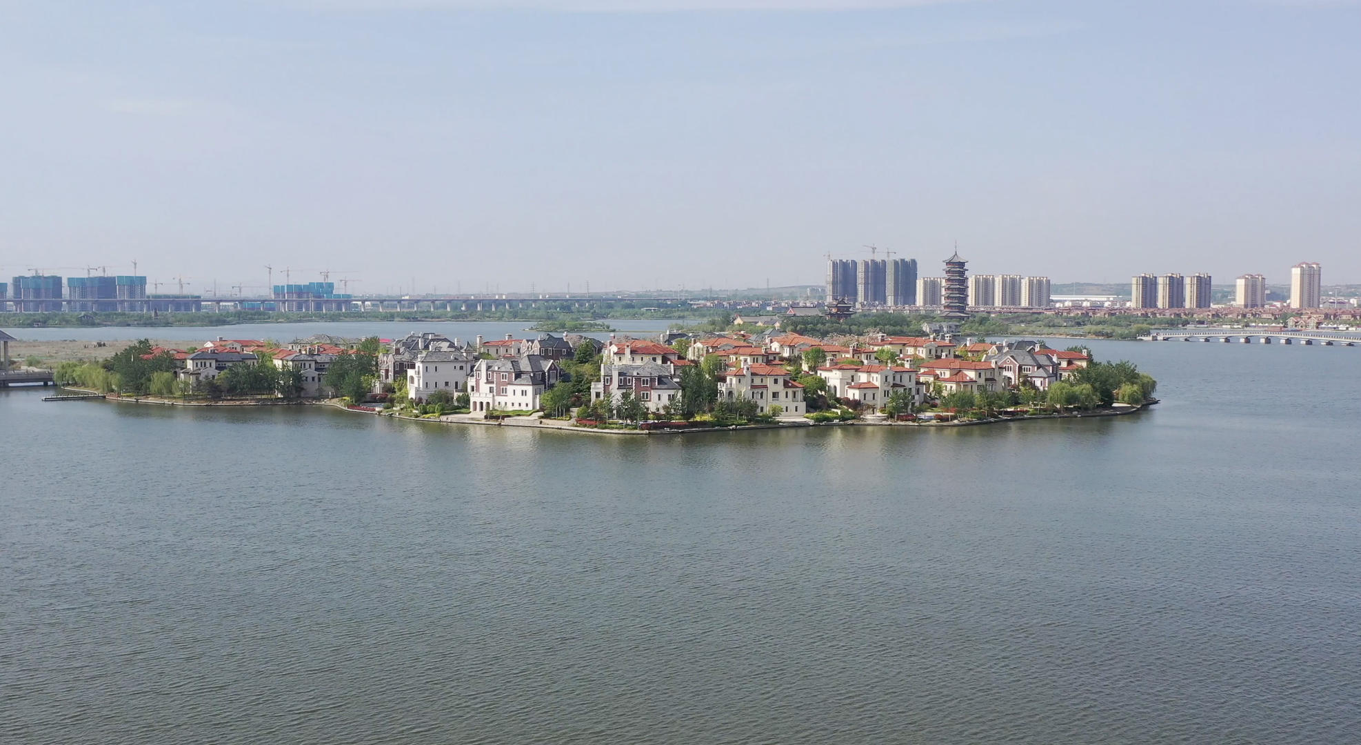 湖边的别墅区欧洲小镇航拍4K视频视频的预览图