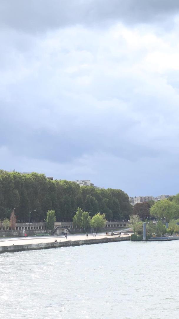 巴黎塞纳河和埃菲尔铁塔城市风景延时视频视频的预览图