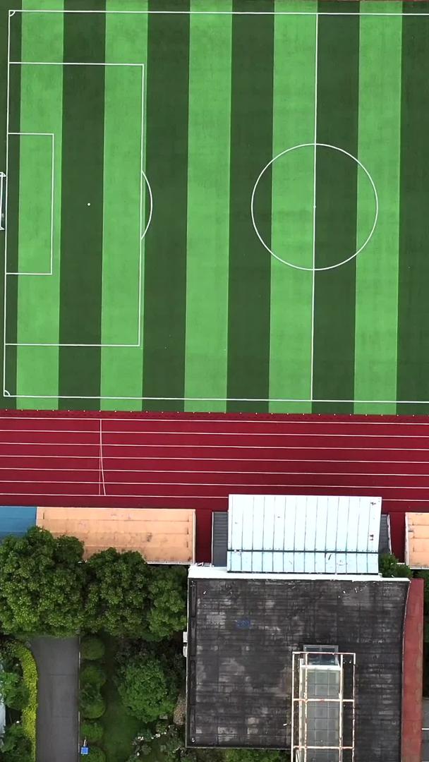 航拍学校足球场视频的预览图