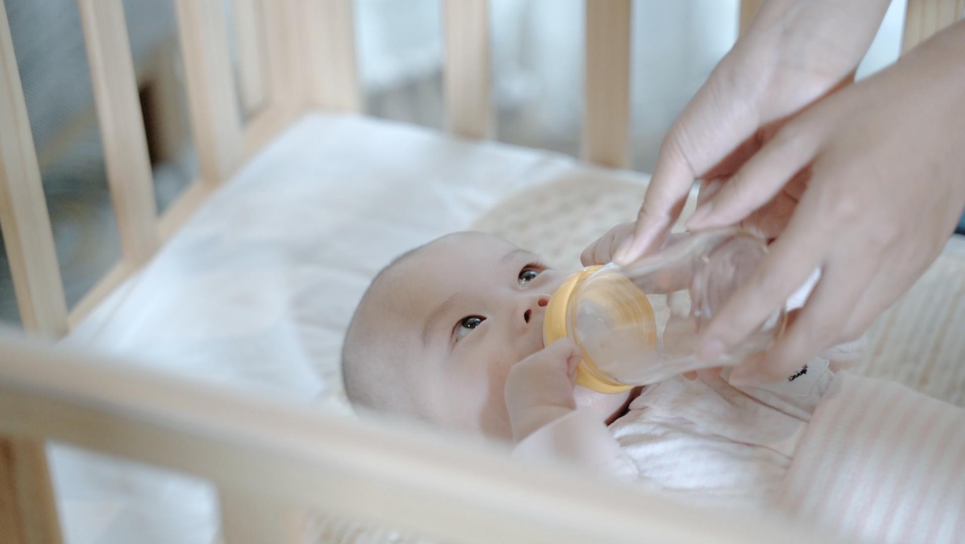 4k升格宝宝睡在婴儿床里喝水视频的预览图