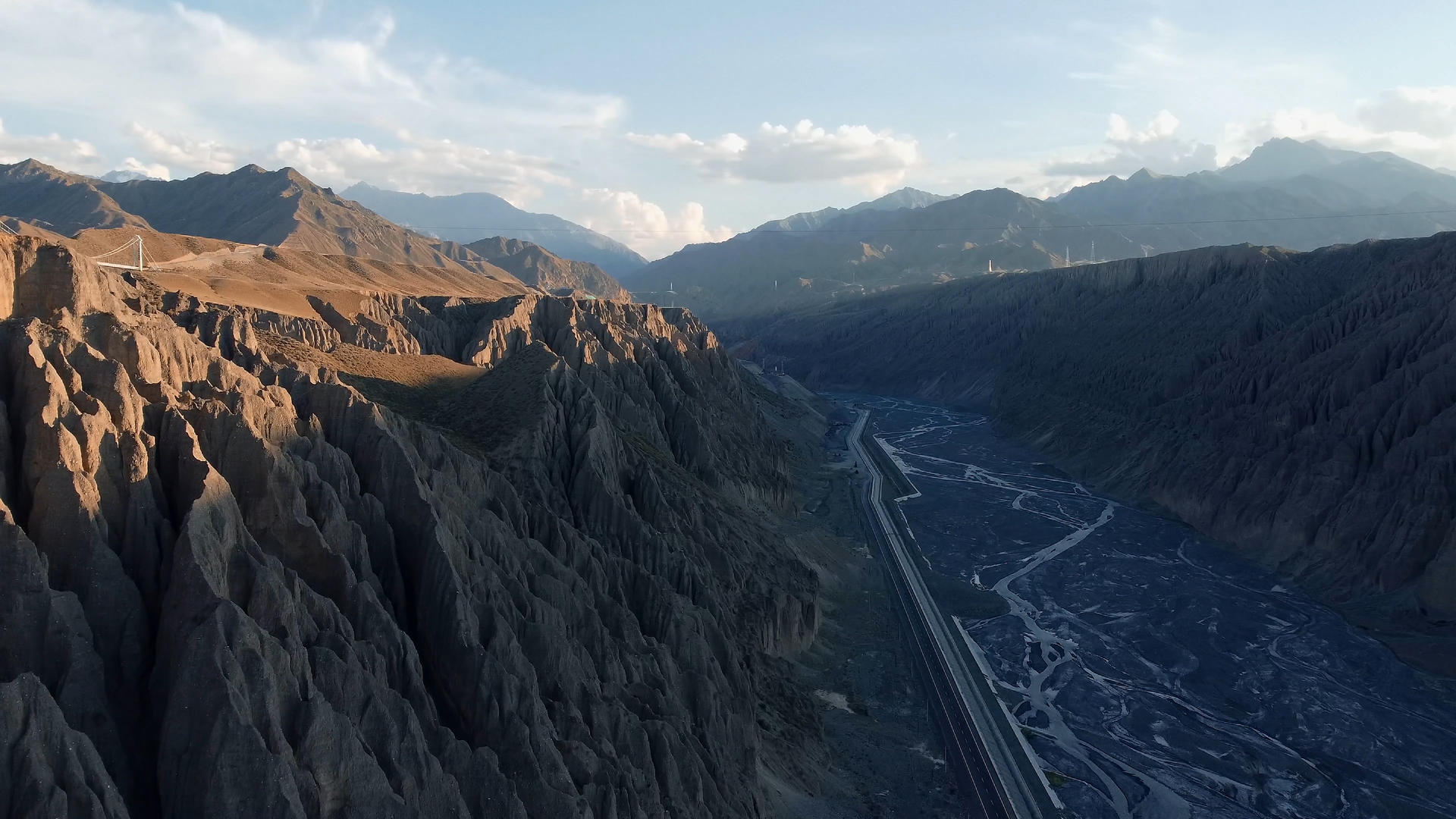 新疆4a级景区独子山大峡谷航拍视频的预览图