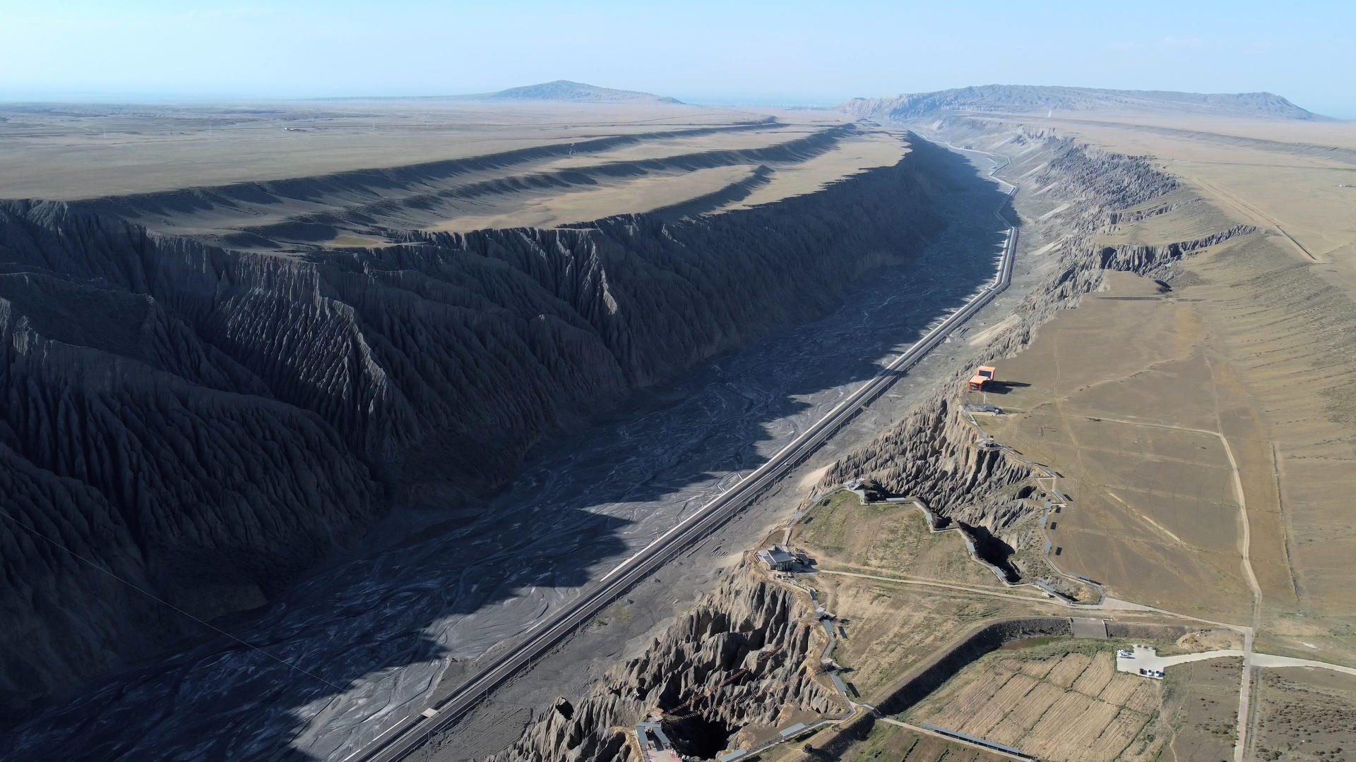 航拍新疆独子山大峡谷特色地貌风光视频的预览图