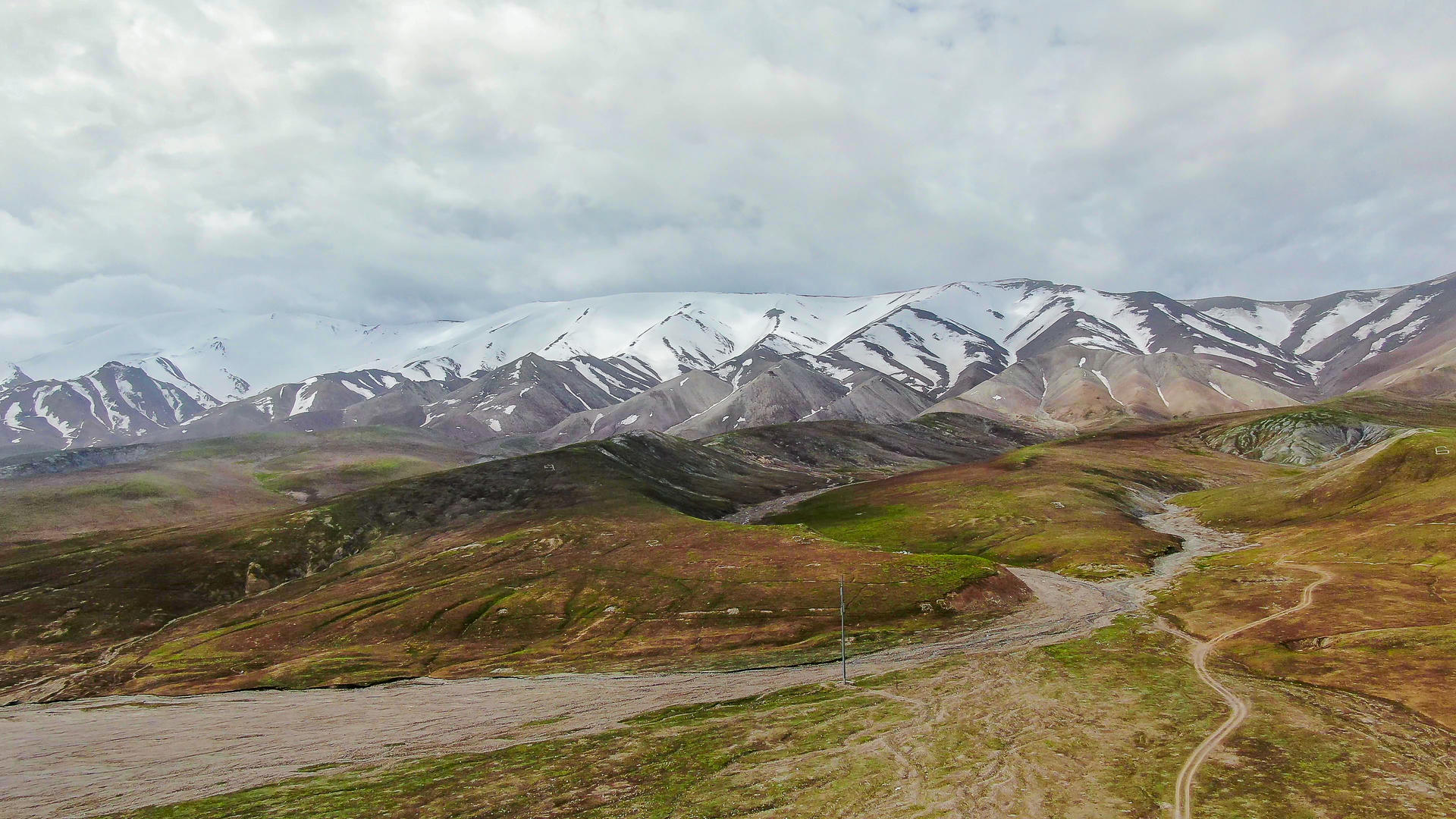 昆仑山主峰玉珠峰航拍视频视频的预览图