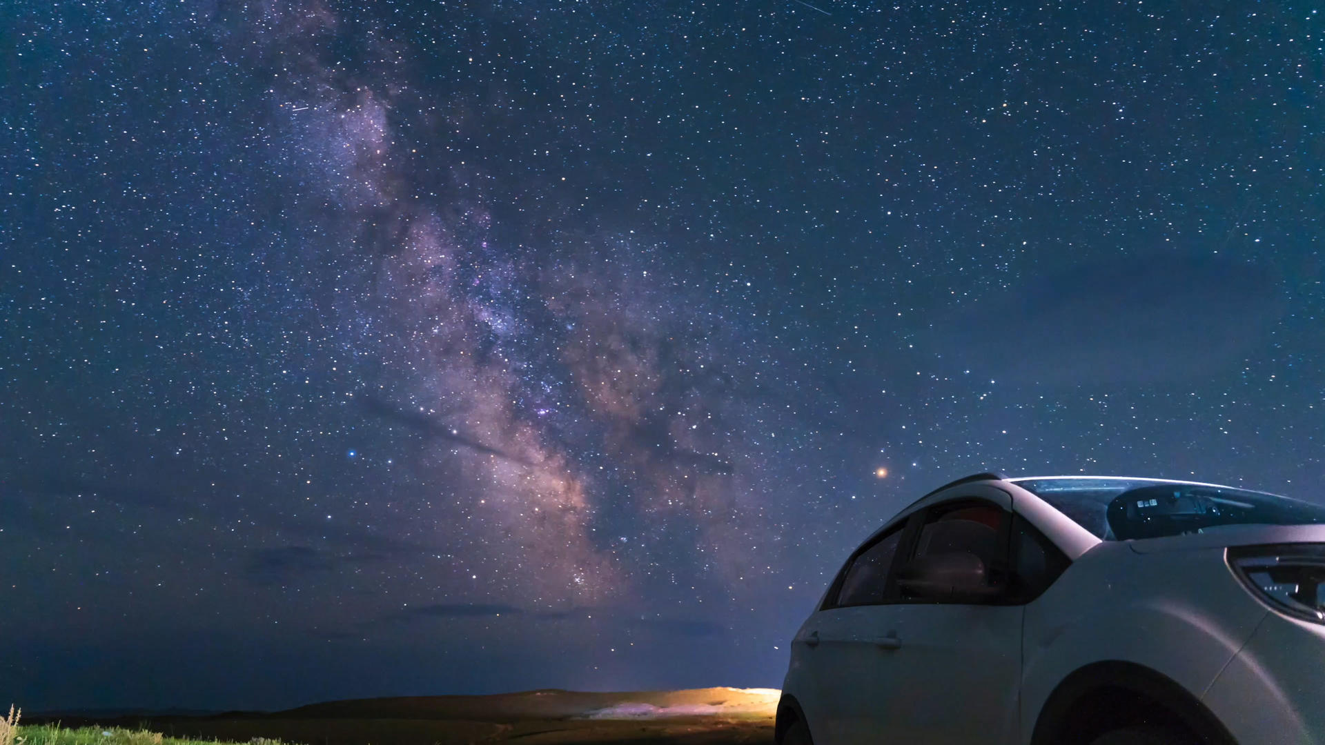 夏日草原夜晚银河升起和汽车背景延时视频的预览图